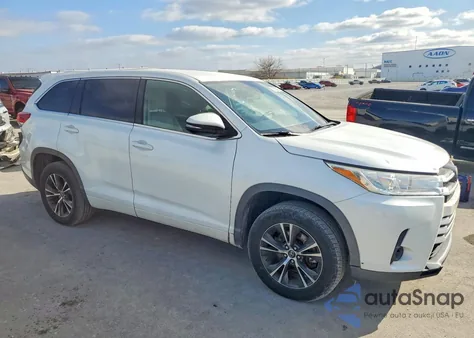 2018 Toyota Highlander Le z USA, uszkodzony, nr VIN 5TDZZRFH3JS249552